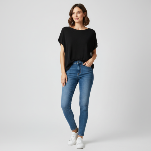 freepik_modelka-prezentuje-produkt_0001.png