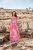 justin-szyfonowa-sukienka-maxi-w-kwiaty-01d-rozowy (1).webp